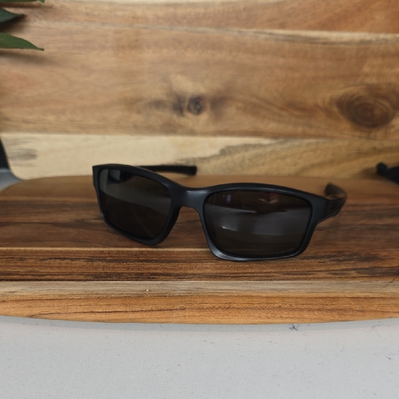 black iridium oakley oo9247 chainlink polarized rectangular sunglasses